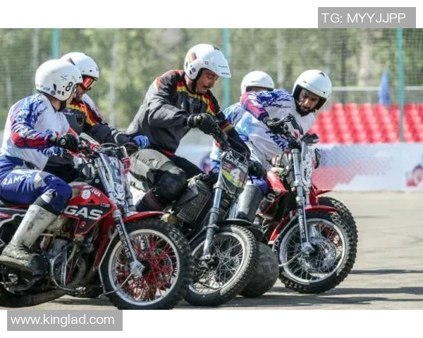 扎伯朱达与梅威瑟激烈对抗后紧紧相拥展现拳击精神与友谊